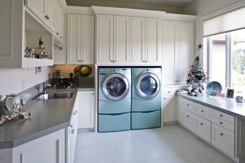 Встроенные стиральные машинки в кухне частного дома