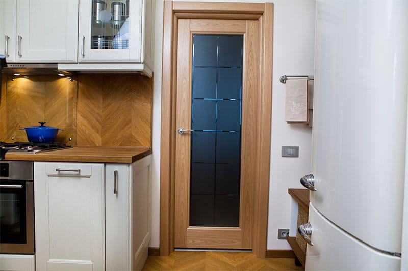 Кухонная дверь со вставкой из стекла