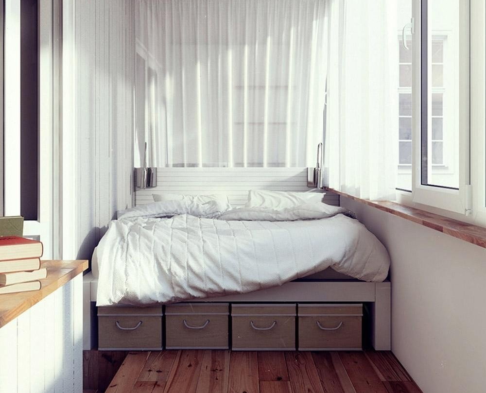 Кровать на утепленной лоджии в двухкомнатной квартире