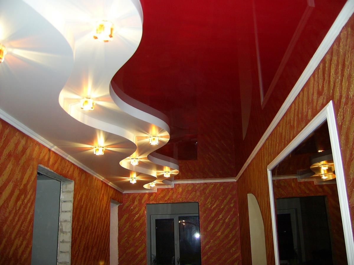 красный натяжной потолок в коридоре оформление