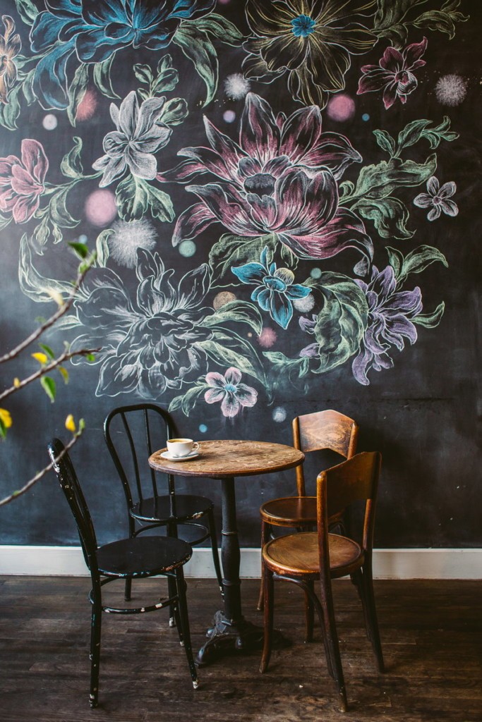 Роспись цветными мелками стены в обеденной зоне кухни