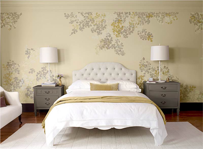 Двухспальная кровать в комнате с рисунком на стене