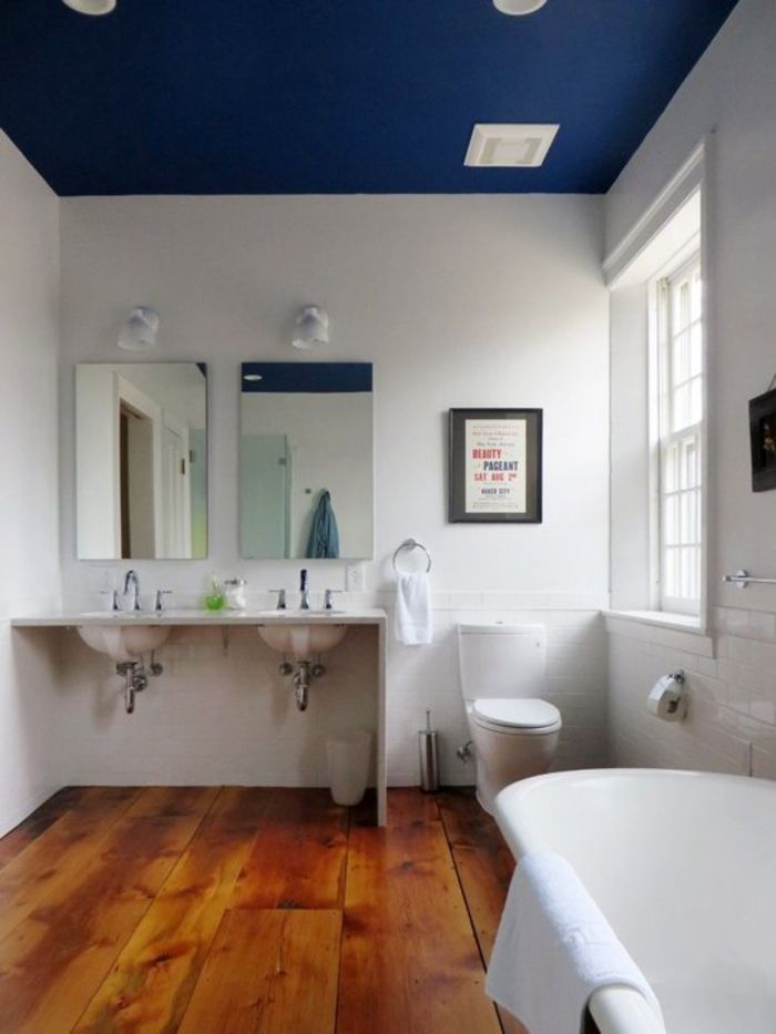 Синий потолок в ванной с окном