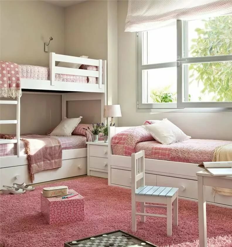 Розовый текстиль на белых детских кроватях