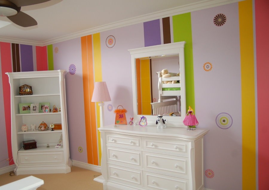 Яркая окраска стен в детской спальне
