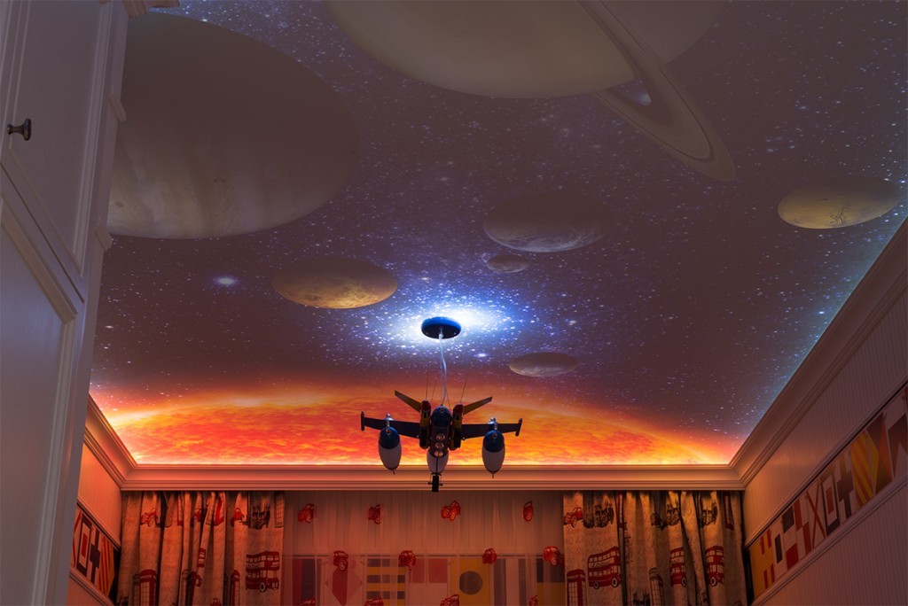 Изображение планет на потолке комнаты в хрущевке