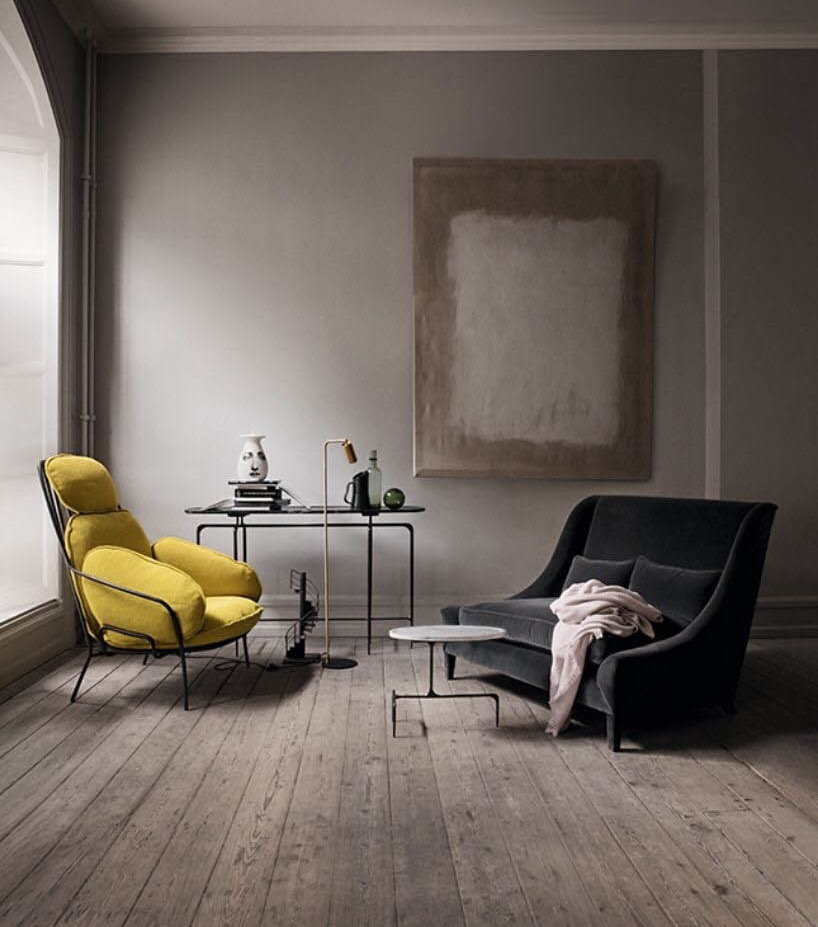 Светло-серая комната с желтым креслом
