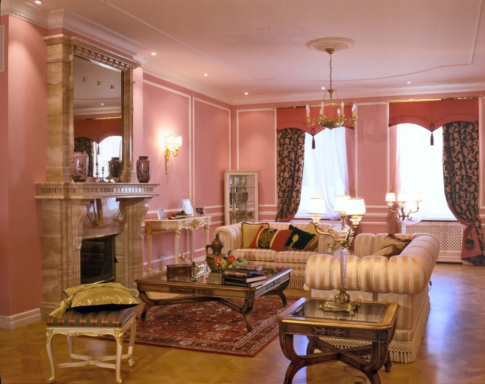 Розовые стены в гостиной классического стиля