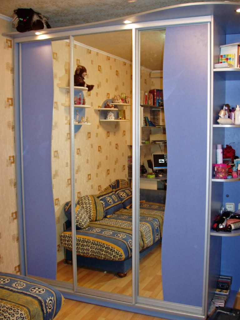 Зеркальный шкаф с раздвижными дверцами в детской комнате