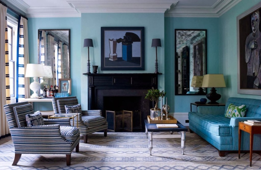 Черный камин в гостиной с диваном светло-синего цвета
