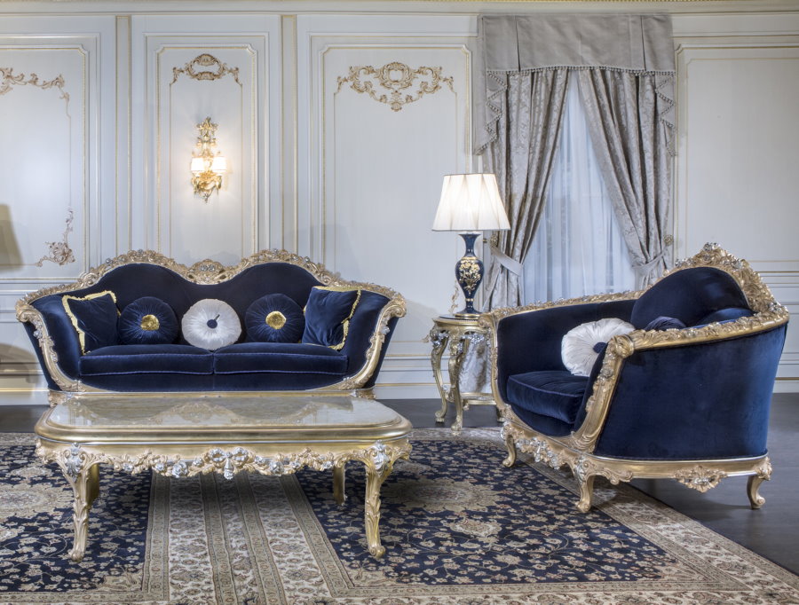 Мягкая мебель с синей обивкой в зале стиля ампир