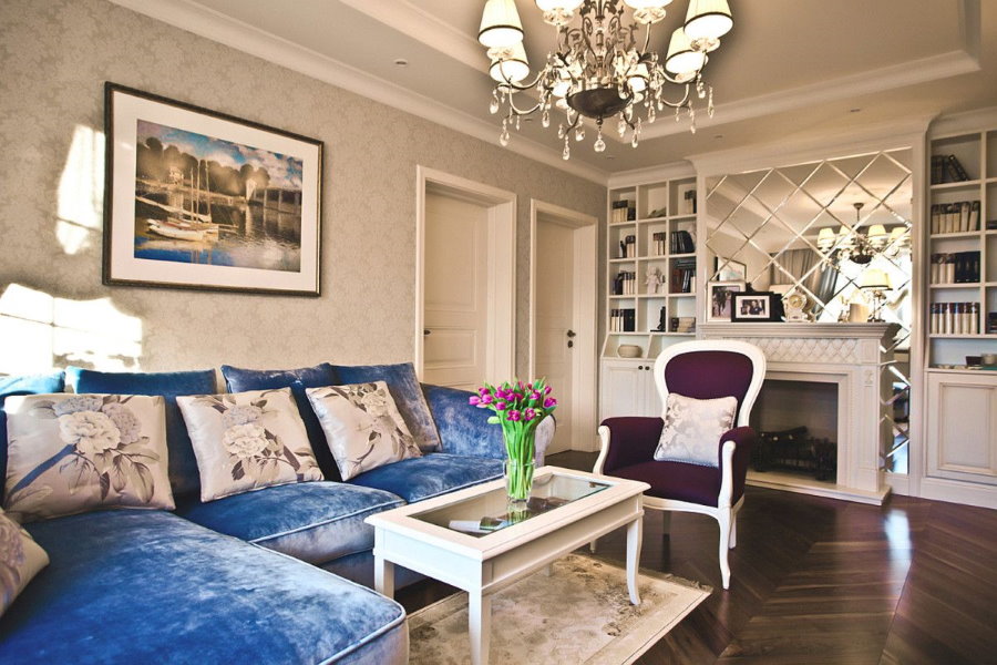 Синий диван в интерьере классической гостиной