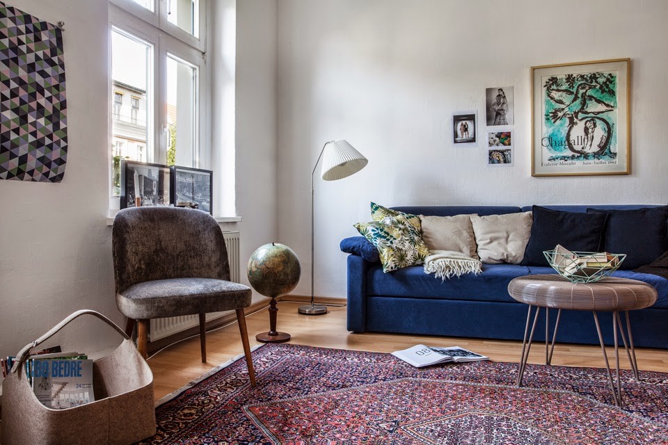 Дизайн светлой гостиной с диваном синего тона