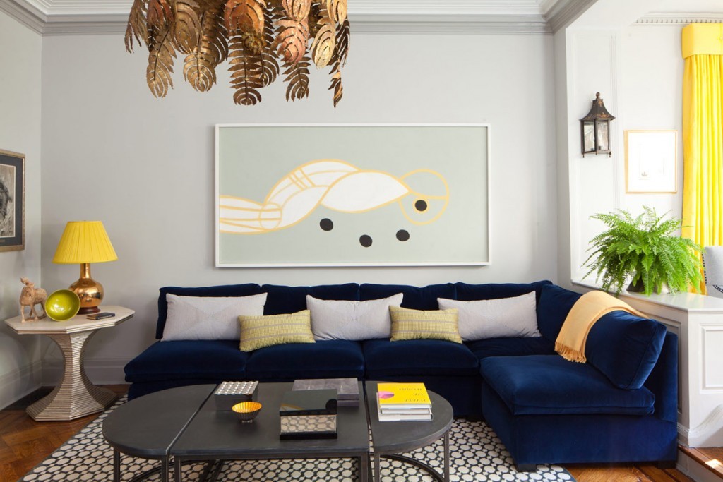 Угловой диван с обивкой синего цвета