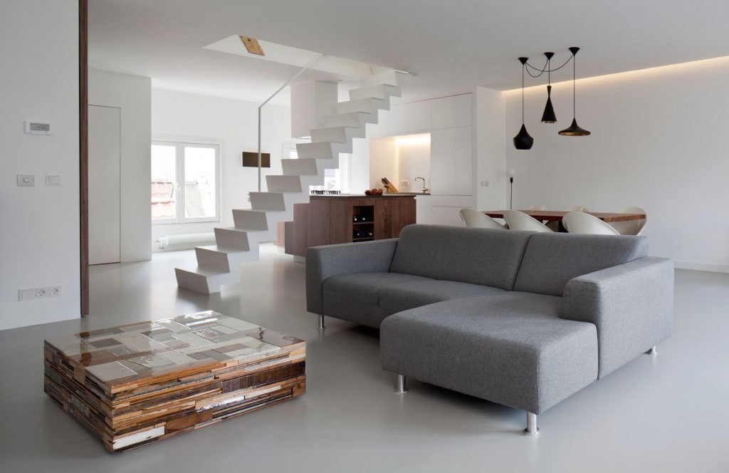 Угловой диван в квартире-студии с двумя уровнями