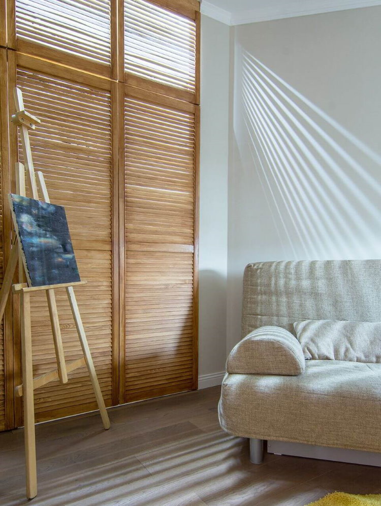 Имитация солнечного света в гостиной комнате без окон