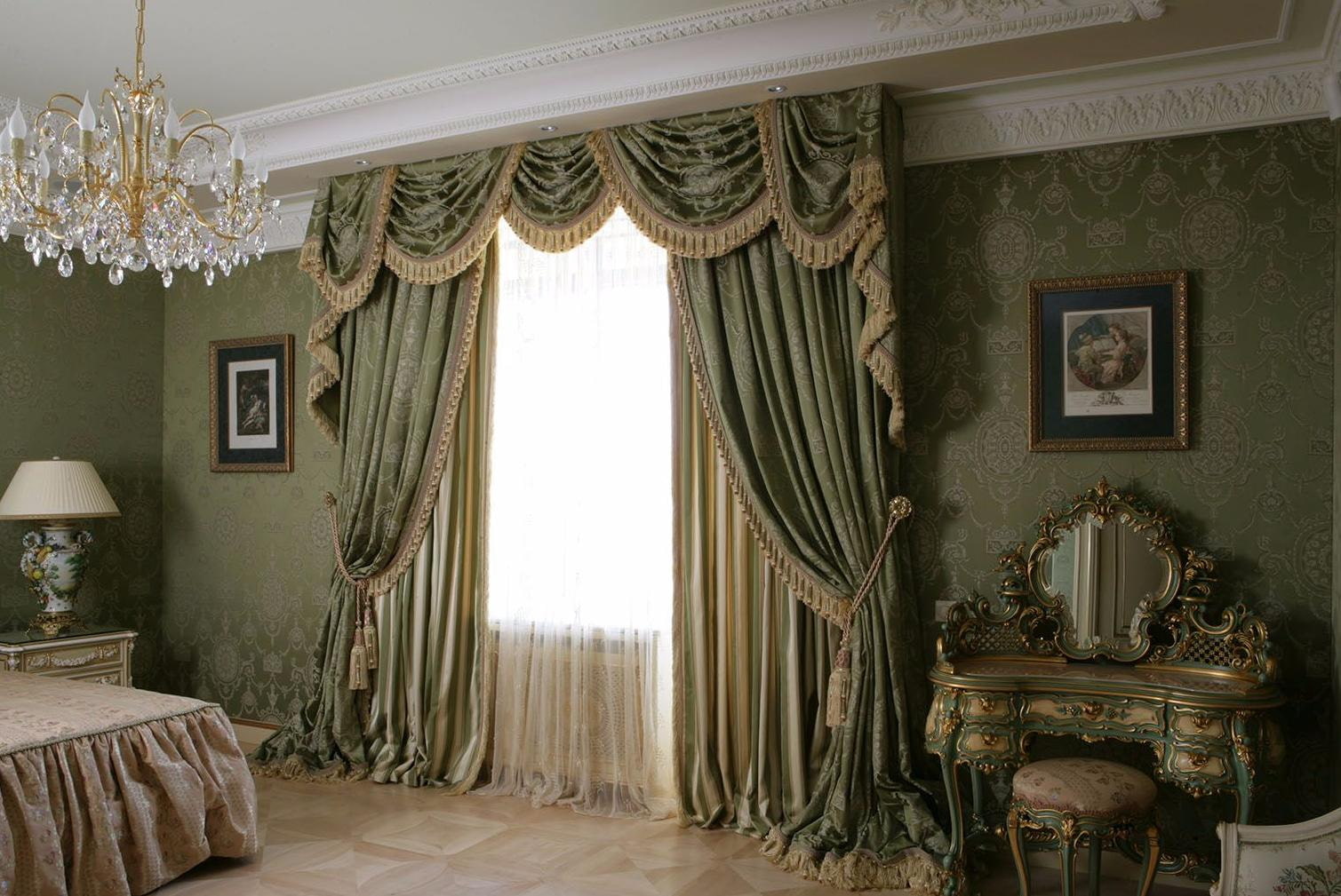 двойные шторы в гостиной в классическом стиле