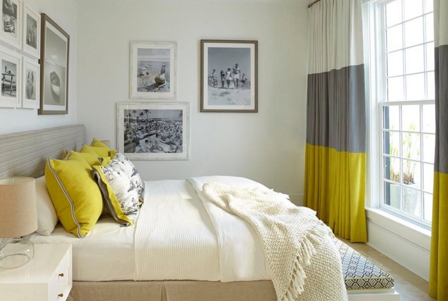 Желтые подушки в уютной спальне
