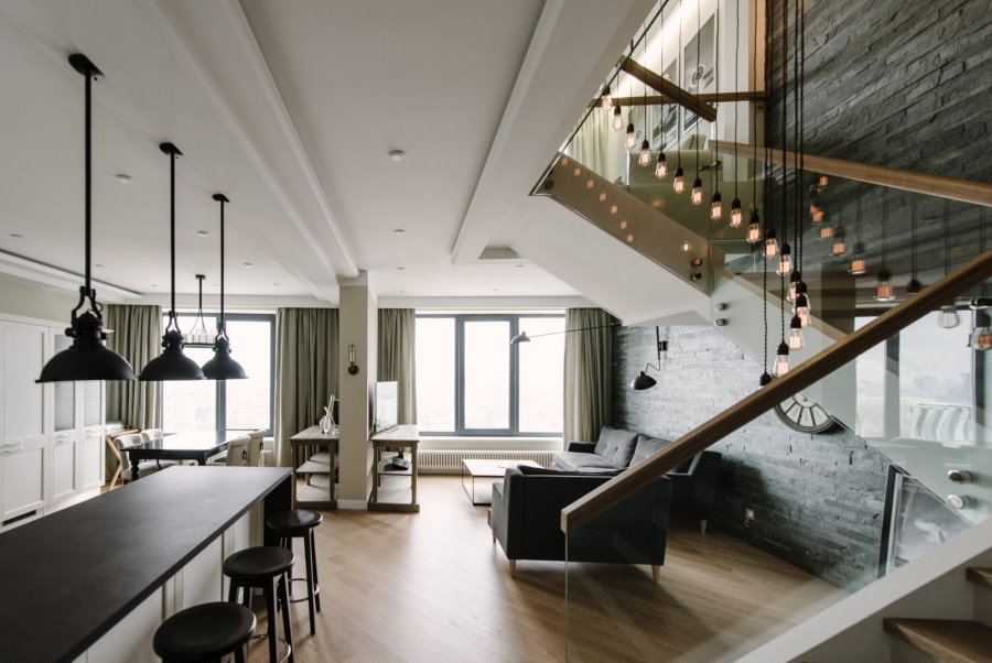 Лестница с перилами из стекла в квартире с двумя уровнями
