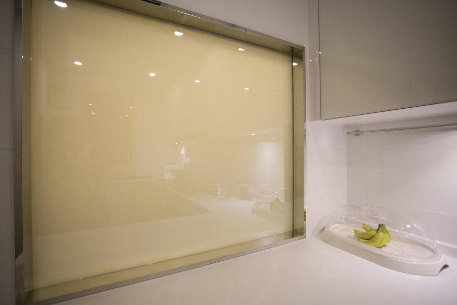 Смарт-стекло в большом окне над ванной