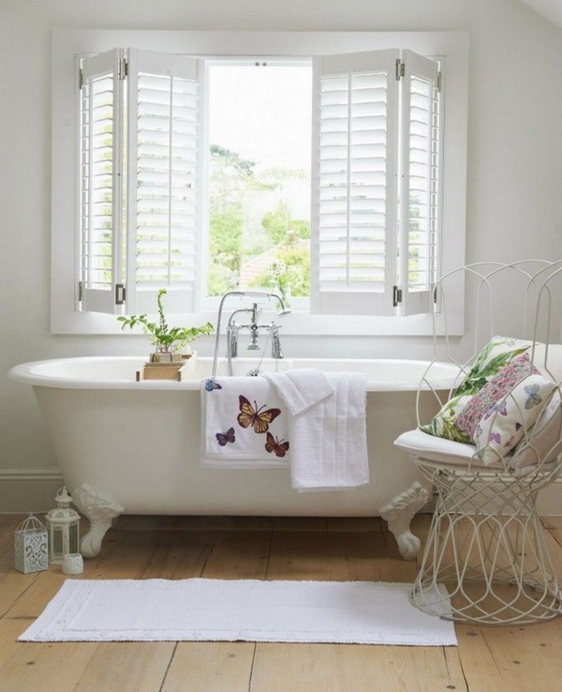 Деревянные ставни на окне ванной в стиле прованс
