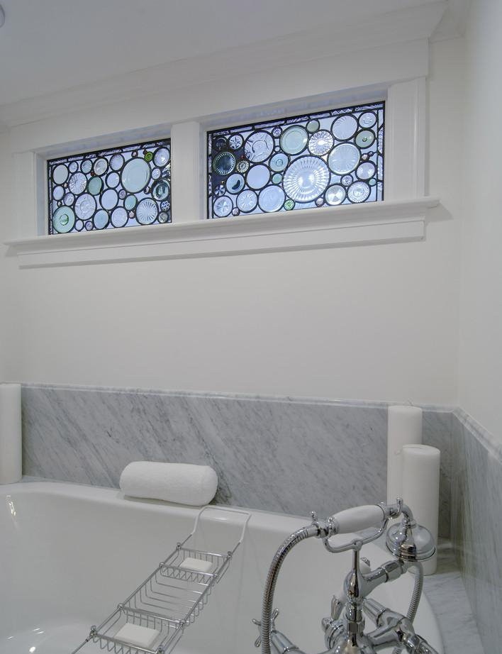 Декор небольших окон из ванной на кухню