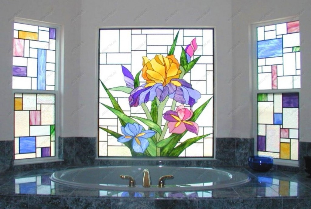 Декор витражами окон в ванной частного дома