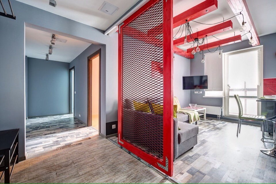 Красная перегородка в квартире-студии стиля лофт