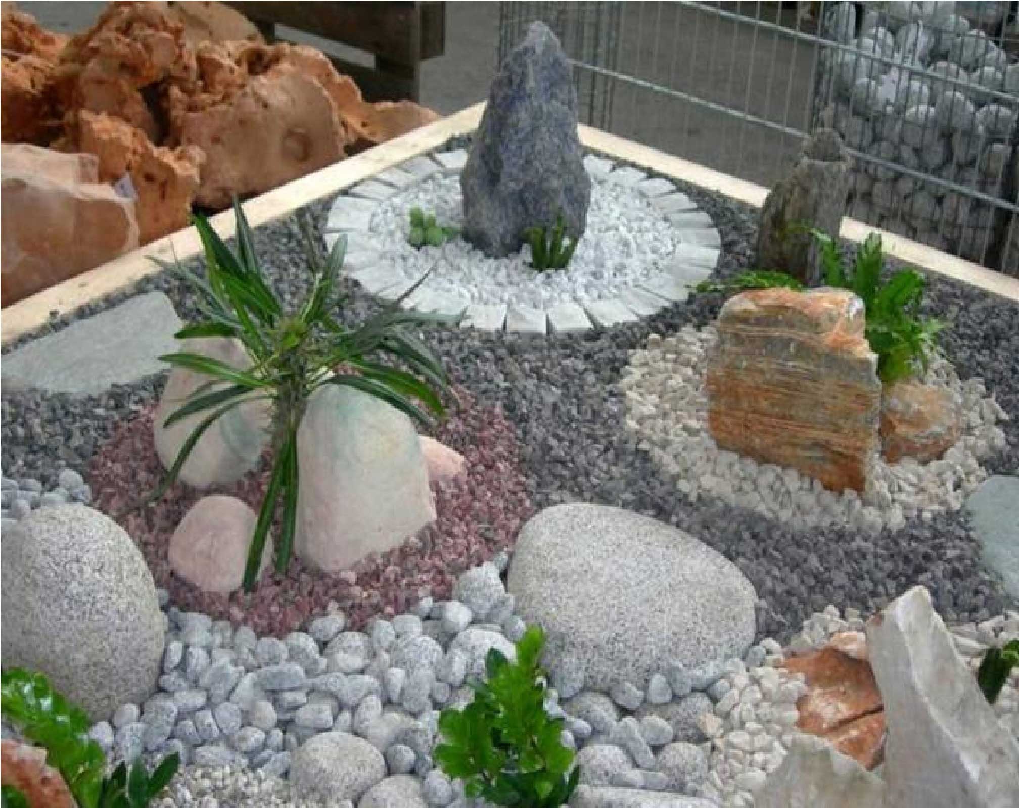 Камни в интерьере сада