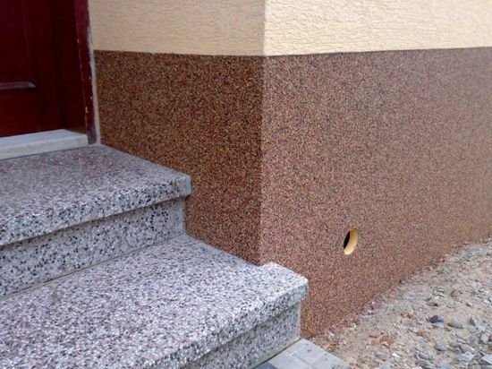 Приклеивание клинкерной плитки Цоколь, отделанный мозаичной штукатуркой