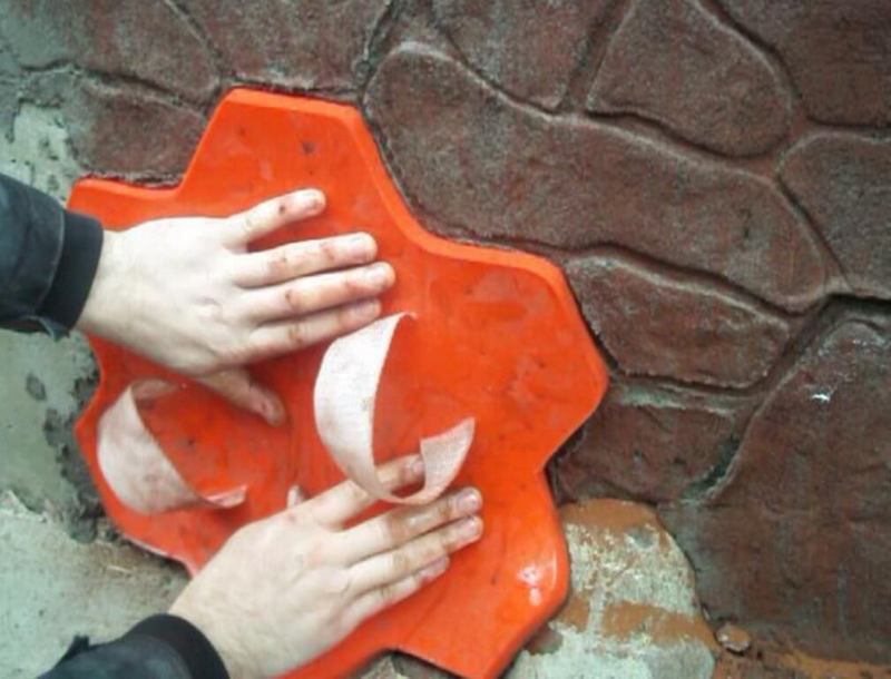 Отделка цоколя с помощью пресс-формы