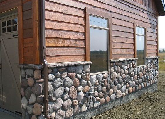 Закрепленная сетка Цоколь дома, отделанный натуральным камнем