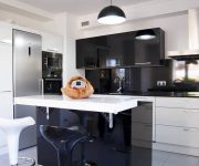 High tech kitchen design – Glossy black facades create an emphatically rigorous design