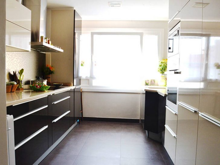 Kitchen High-Tech Style Ideas - Golden shades make any high-tech interior magnificent