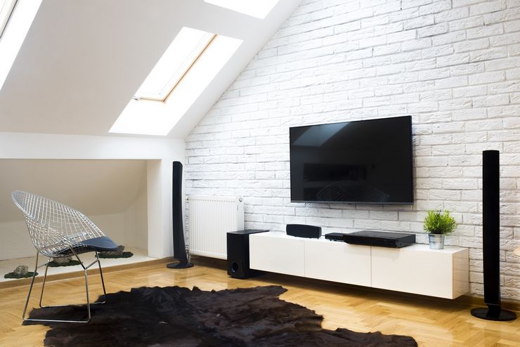 Как повесить телевизор на стену без кронштейна
