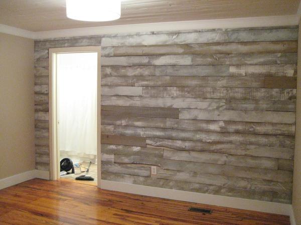 Качественные виниловые обои позволяют создавать на стенах имитацию древесины, плитки или натурального камня
