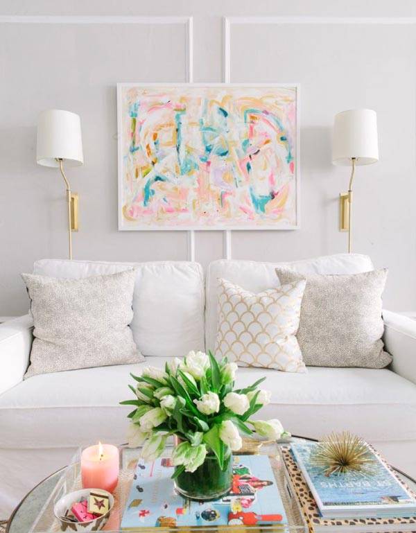 пастельный интерьер гостиной с белым диваном фото