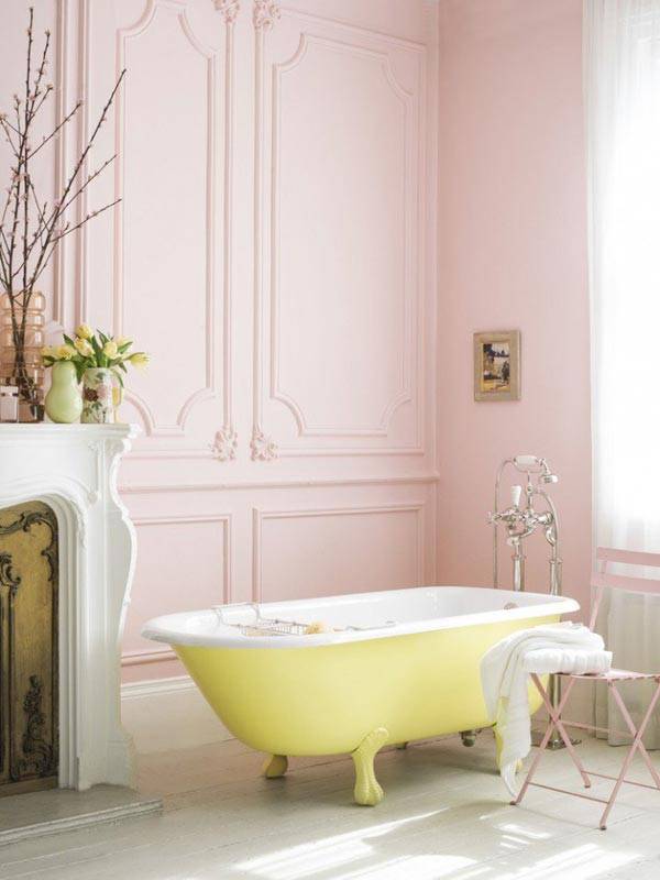 нежно-розовый цвет стен ванной комнаты с желтой ванной
