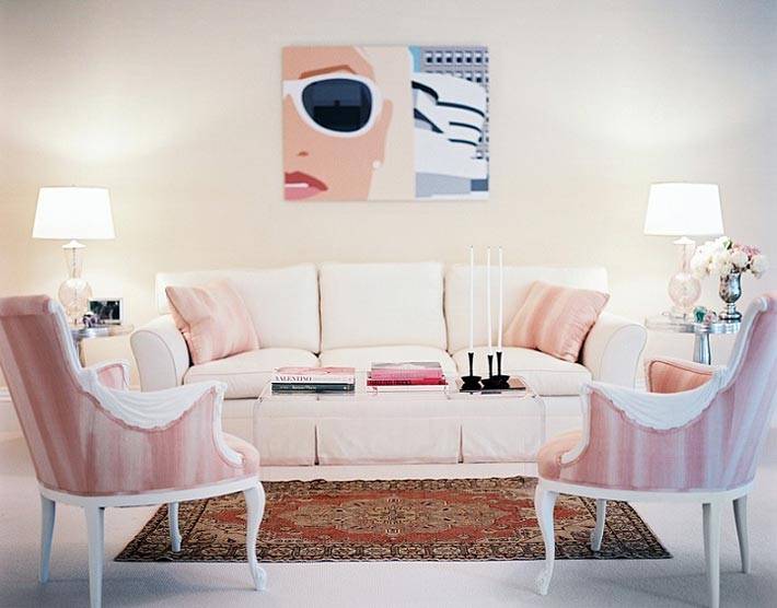 дизайн гостиной в нежно-розовом цвете для молодой девушки