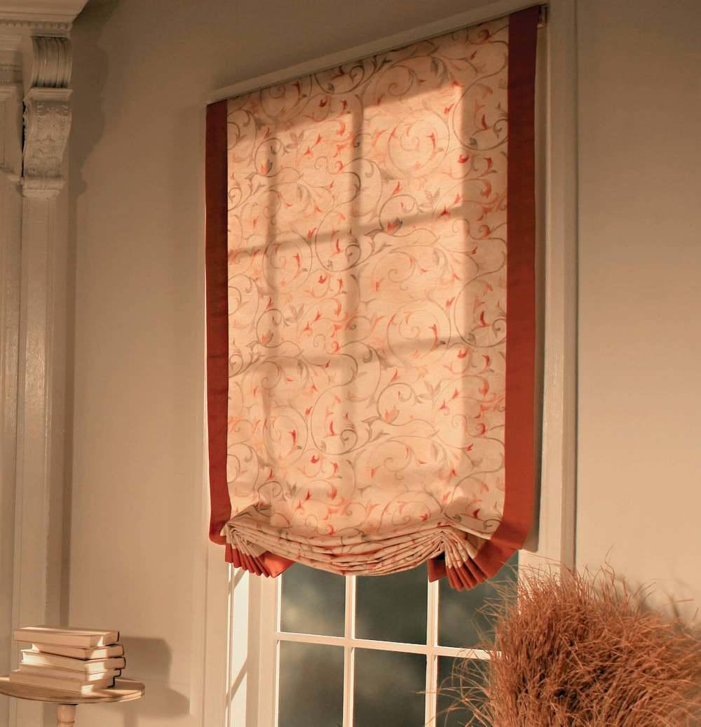 Иногда ткань для английских штор стараются подобрать под цвет обоев либо скомбинировать их в гармоничном сочетании