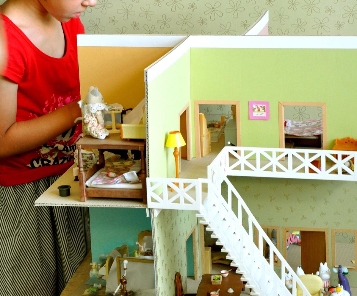 Украсить кукольный домик из картона можно с помощью фломастеров или цветной бумаги 