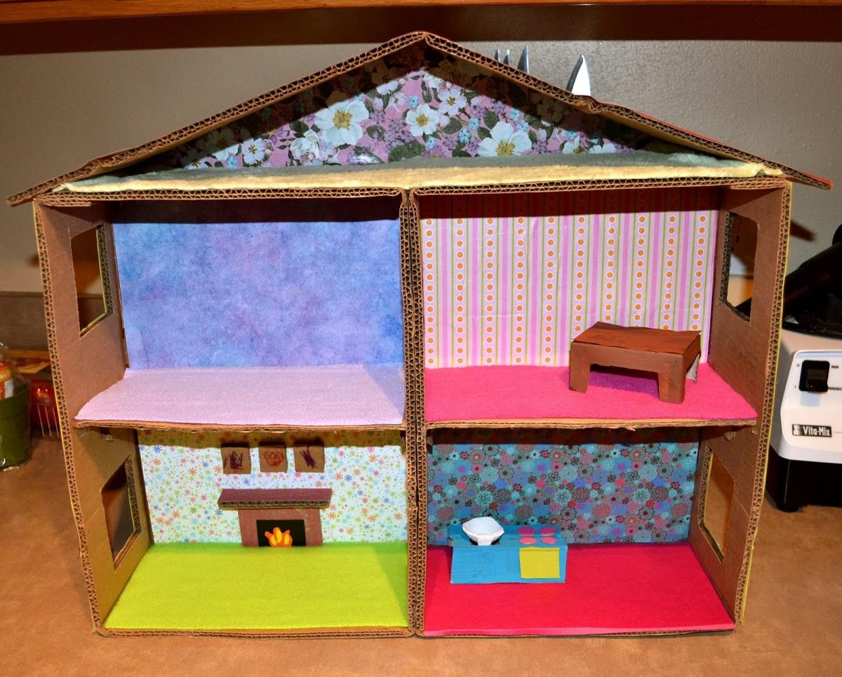 Кукольный домик из картона является отличным подарком для маленькой девочки 