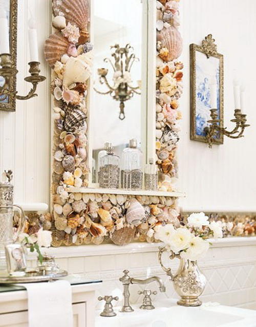 Даже самую скромную обстановку ванной и санузла способно украсить зеркало необычной формы, или оригинальная рама для него