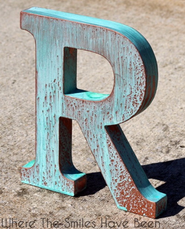 DIY Faux Copper Letter Aged with Blue Patina. Totally bring a touch of shabby chic charm to the decor with this DIY letter project!