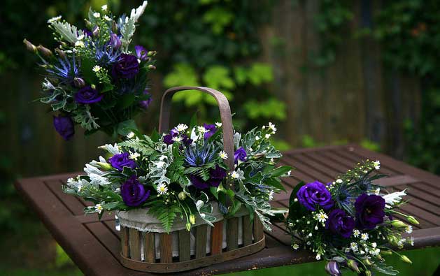 декор свадьбы с корзинами цветочными