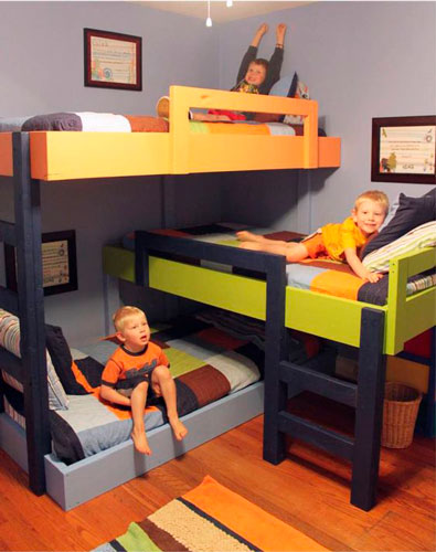 кровати расположены под углом в детской для троих детей