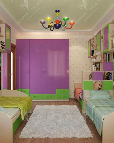 кровати в детской комнате для трех детей