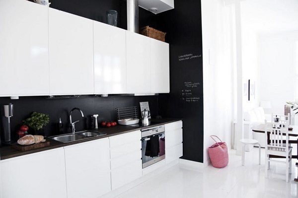 белая кухня черная стена