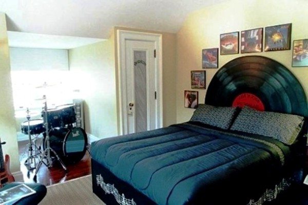 На фото: спальня в музыкальном стиле.