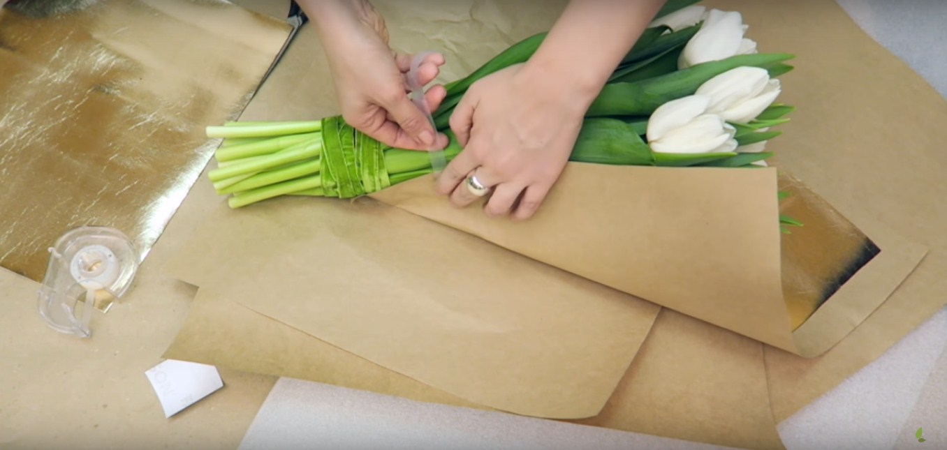 Как упаковать цветы в бумагу фото пошагово углами
